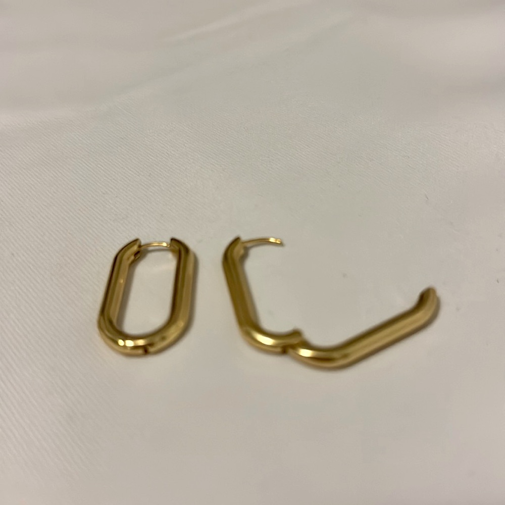 Madewell - Carabiner | Medium Rectangular Oval Hoop Earrings in Vintage Gold